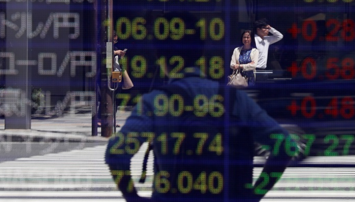 لوحة إلكترونية توضح أسعار الصرف في طوكيو