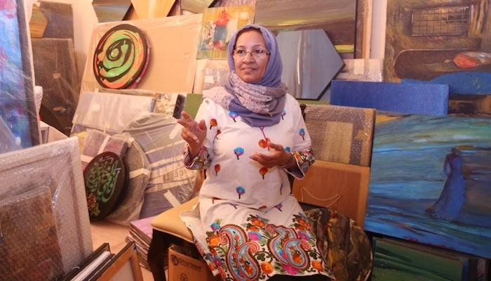 الفنانة التشكيلية الإماراتية نجاة مكي
