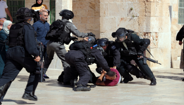 قوات الاحتلال الإسرائيلي تعتقل فلسطينيين - رويترز