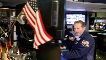 متعامل أثناء التداول في بورصة نيويورك - رويترز