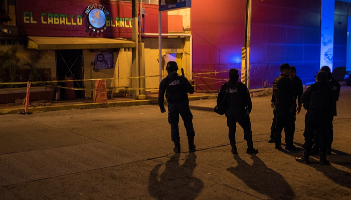 عناصر الشرطة المكسيكية أمام الحانة