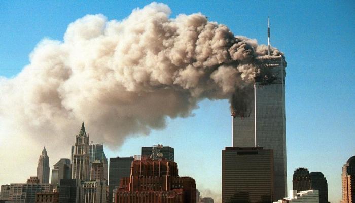 لحظة تصاعد الدخان من برجي مركز التجارة العالمي
