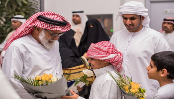 استقبال المسافرين بالورود في مطار أبوظبي الدولي