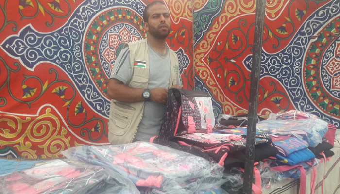 جانب من مبادرة توزيع المستلزمات المدرسية في غزة