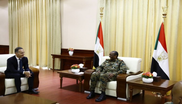  رئيس مجلس السيادة السوداني خلال استقباله وزير الخارجية الألماني