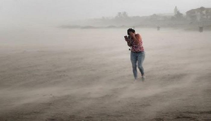 الإعصار غمر منازل بالمياه قبل تقدمه صوب الساحل الأمريكي