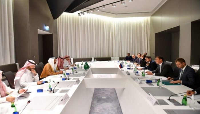 جانب من اجتماع وزير الطاقة السعودي ووزير الزراعة الروسي
