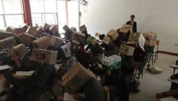 معلم يجبر التلاميذ على ارتداء صناديق كرتون