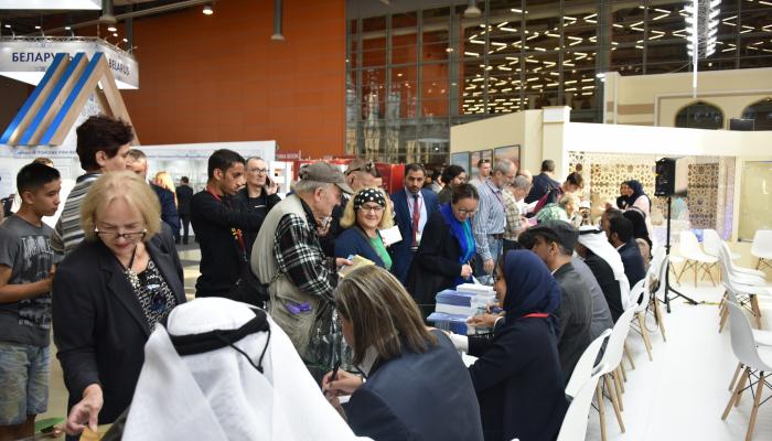 المبدعون الإماراتيون يوقعون على إصداراتهم المترجمة أمام الجمهور الروسي