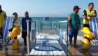 شاطئ مغربي يتيح لأصحاب الهمم السباحة على كراسي عائمة