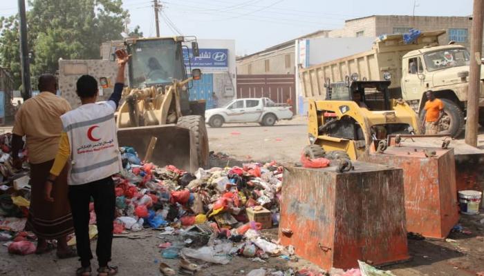 الهلال الأحمر الإماراتي ينفذ عملية نظافة في عدن