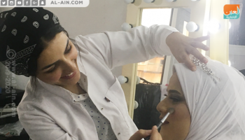أسماء فيصل تزين إحدى عرائسها