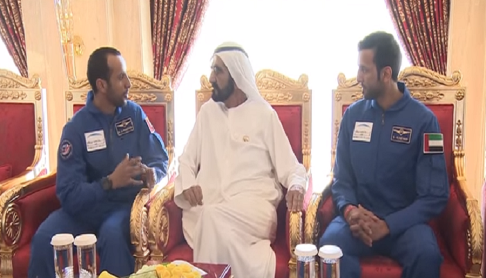 محمد بن راشد آل مكتوم بين رائدي الفضاء الإماراتيين