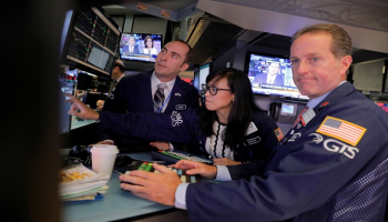 وول ستريت تغلق مستقرة