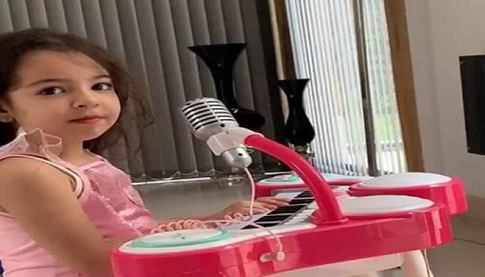 مكة محمد صلاح تعزف على البيانو