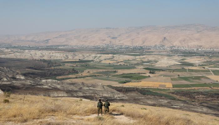 جنود إسرائيليون يقفون في موقع يطل على غور الأردن
