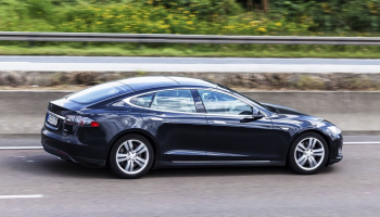 سيارات تسلا ذاتية القيادة