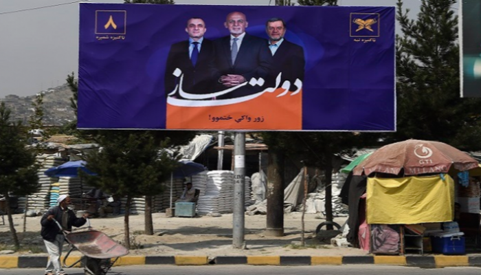 لافتة لمرشح رئاسي في الانتخابات الأفغانية