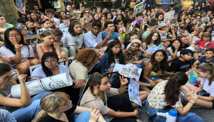شباب يشاركون في تظاهرة من أجل المناخ بنيويورك - أرشيفية