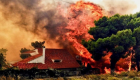حريق يخلي بلدة ساحلية باليونان