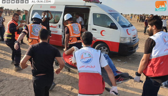 الفرق الطبية الفلسطينية تنقل أحد المصابين