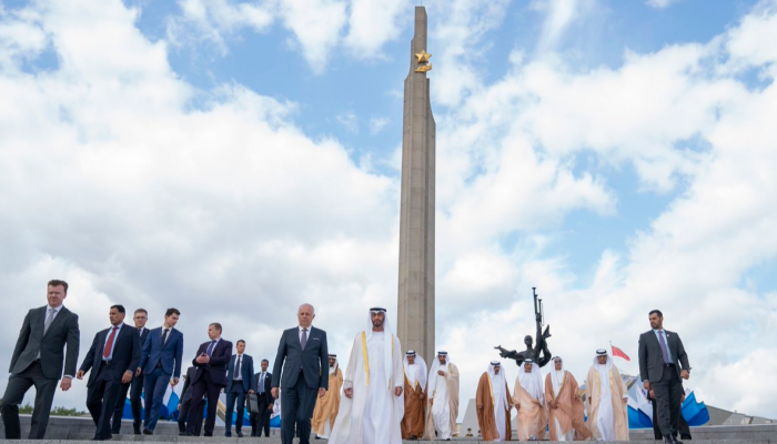 الشيخ محمد بن زايد آل نهيان خلال زيارته للنصب التذكاري