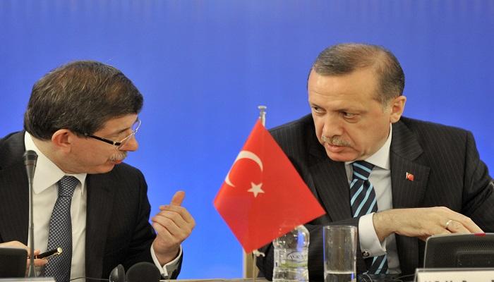 الرئيس التركي رجب طيب أردوغان ورئيس الوزراء الأسبق أحمد داود أوغلو