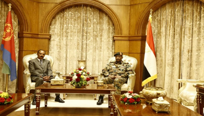 الفريق عبدالفتاح البرهان خلال لقاء الرئيس الإريتري