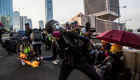 بالزجاجات الحارقة وقنابل الغاز.. مواجهات بين شرطة هونج كونج ومحتجين