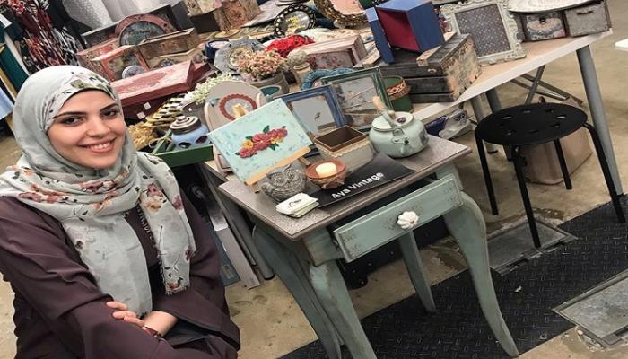 آية عبد الغني تجلس بجانب أعمالها