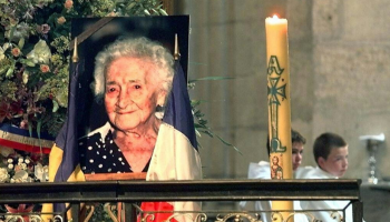 جان كالمان عميدة البشرية خلال قداس تشييعها أغسطس 1997