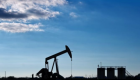 أسعار النفط تنخفض مع تطمينات إمدادات الخام