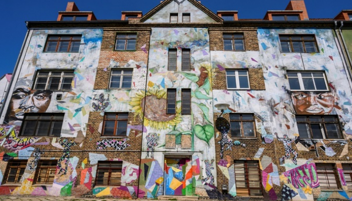 في المانيا الشرقية سابقا الفن يضفي لمسة جمالية على أبراج سكنية كئيبة