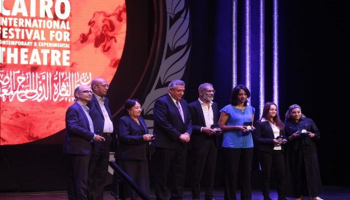 مجموعة من الفنانين والنقاد المصريين يتسلمون "ميدالية التجريبي"