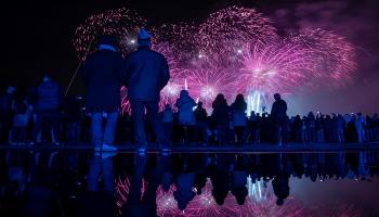 السماء والمباني التاريخية تتلألأ في مهرجان الضوء السنوي  