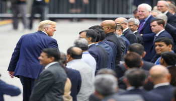 الرئيس الأمريكي يصافح عددا من هنود الولايات المتحدة