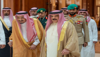 خادم الحرمين الشريفين والعاهل البحريني في لقاء سابق