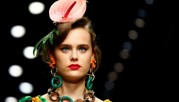 أزياء ربيعية مستوحاة من بيئة النباتات والحيوانات بالمناطق المدارية