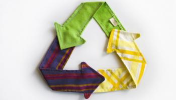 أم بريطانية تصنع الملابس من الأقمشة القديمة وتوفر 800 إسترليني