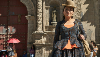 مصممة الموضة جليندا يانيز بالزي التقليدي