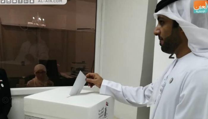 ناخب إماراتي يدلي بصوته في سفارة بلاده بالجزائر