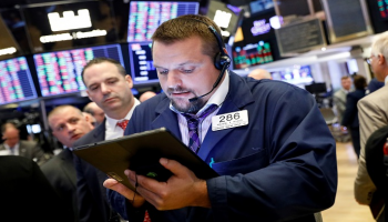 متعاملون أثناء التداول في بورصة نيويورك- رويترز