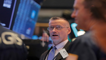 متعامل أثناء التداول في بورصة نيويورك - رويترز