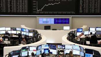 أسهم أوروبا تنتعش مع تهدئة آمال التجارة لمخاوف النمو