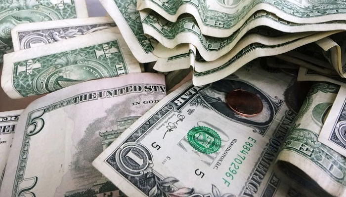 ارتفاع طفيف للدولار والإسترليني يتخبط
