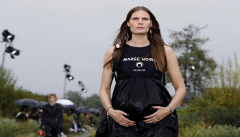 عارضة أزياء حامل تشارك في أسبوع الموضة 