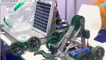 جهاز المخترعات الإماراتيات يستخدم Vex Robot