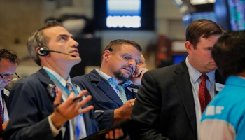 وول ستريت تفتح مستقرة