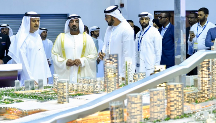 الشيخ أحمد بن سعيد آل مكتوم خلال جولته بمعرض "سيتي سكيب العالمي" بدبي