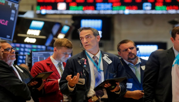 متعاملون أثناء التداول في بورصة نيويورك - رويترز